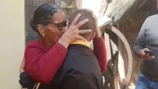 दादी ने पोते को चुम लिया