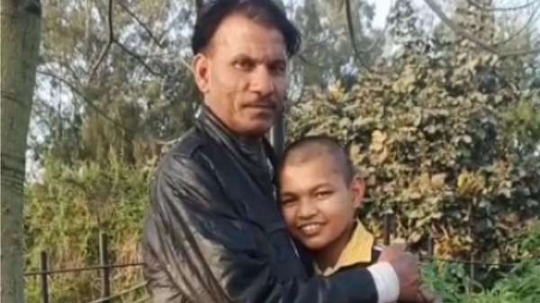 पिता अपने पुत्र को गले लगा लिया