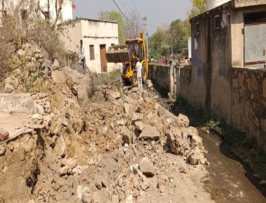 आवागमन मार्ग को अतिक्रमण से कराया मुक्त,,, देखें वीडियो