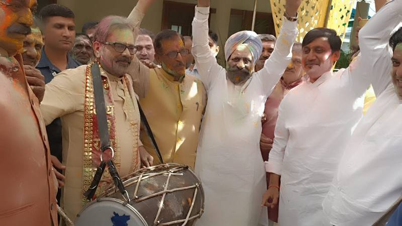 पूर्व केंद्रीय मंत्री नकवी ने जमकर खेली होली, छोड़े सियासी तीर