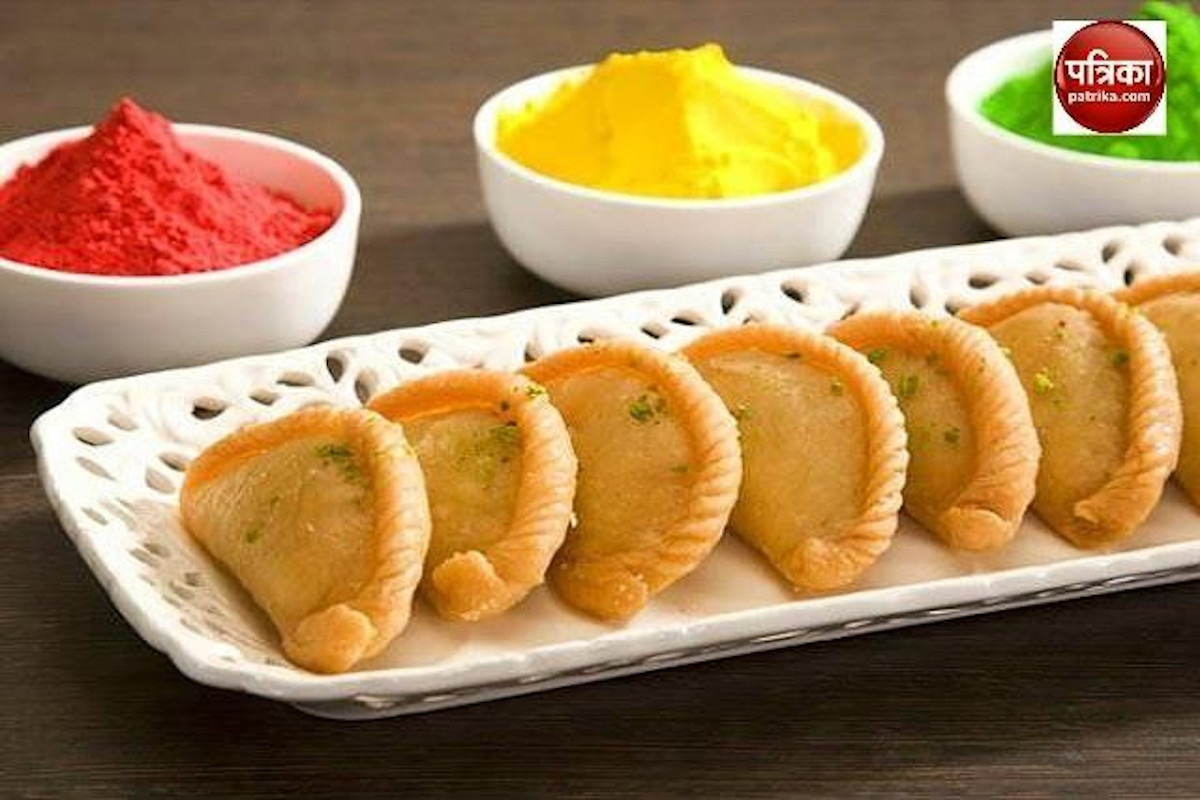 घर में बनाए गुजिया, मेहमानो का करें स्वागत