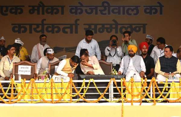 रायपुर। आप संयोजक व दिल्ली के मुख्यमंत्री अरविंद केजरीवाल छग आप अध्यक्ष कोमल हुपेंड़ी से चर्चा करते हुए। 