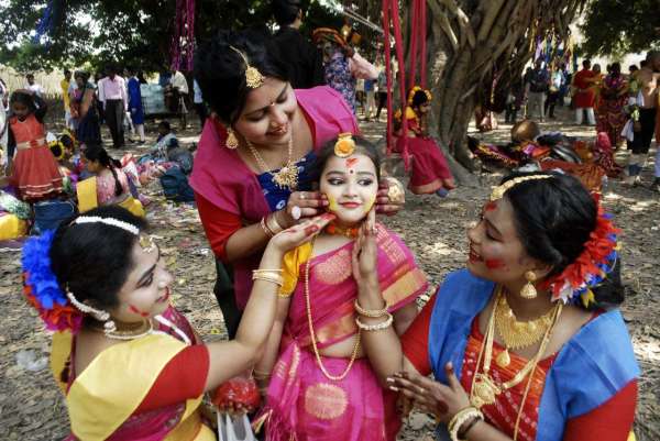 होली पर महानगर में हास्य और व्यंग्य का रंग जमा