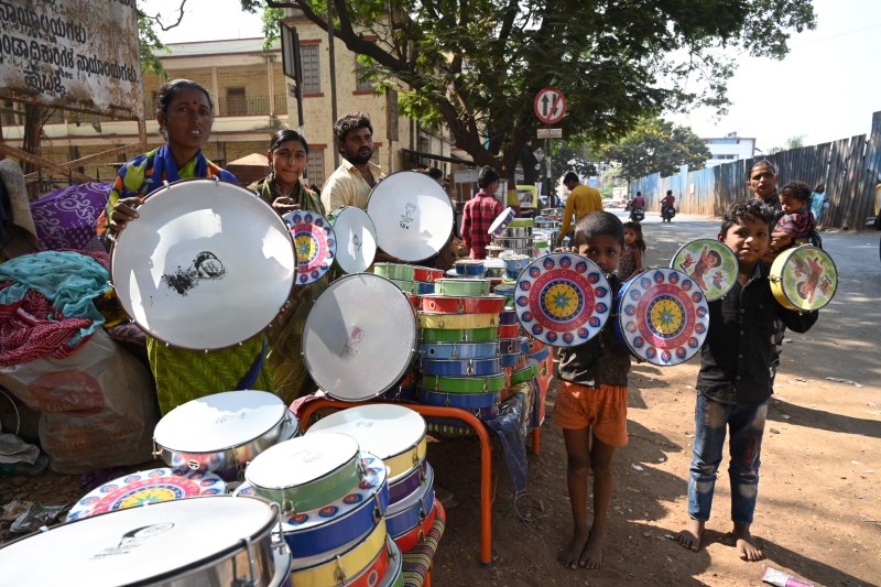 सजा चंग का बाजार, अब फाइबर-प्लास्टिक में भी आने लगी मांग