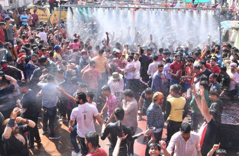 बीकानेर की अनोखी होलीः प्रेम की डोलची में भर-भर कर मारी सतरंगी बौछार