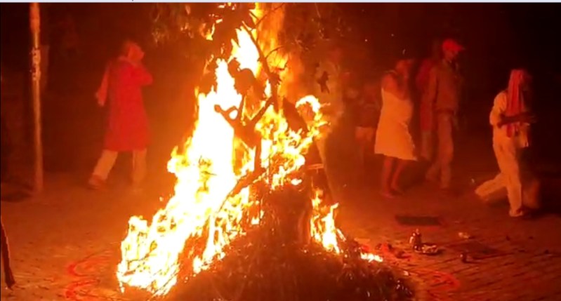 Holika dahan 2023: होलिका दहन के दिन महिलाएं भूलकर भी ना करें ये काम, उठाना पड़ सकता है नुकसान