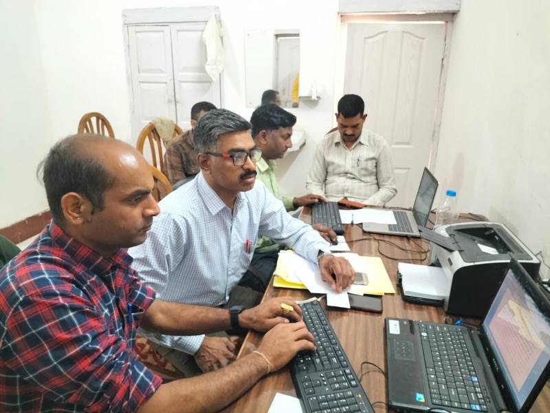 Lokayukta police caught Khatai Halka Patwari taking bribe of thousand