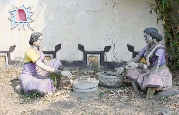 रखरखाव के अभाव में मूर्तियां हुई जर्जर