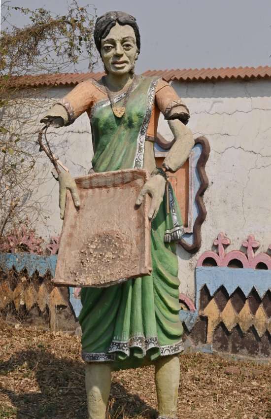 रखरखाव के अभाव में मूर्तियां हुई जर्जर