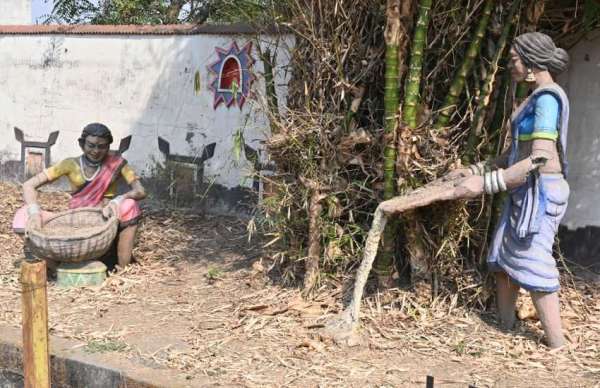 रखरखाव के अभाव में मूर्तियां हुई जर्जर