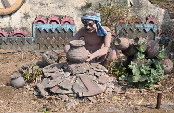 रखरखाव के अभाव में मूर्तियां हुई जर्जर