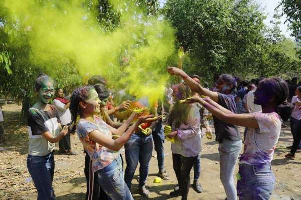 सिर चढ़कर बोला होली का खुमार... फिजाओं में घुले खुशी के रंग