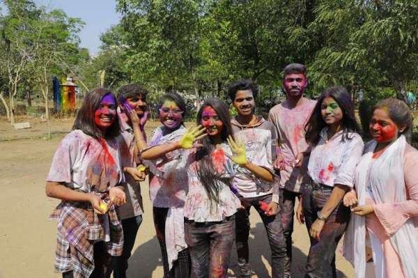 सिर चढ़कर बोला होली का खुमार... फिजाओं में घुले खुशी के रंग