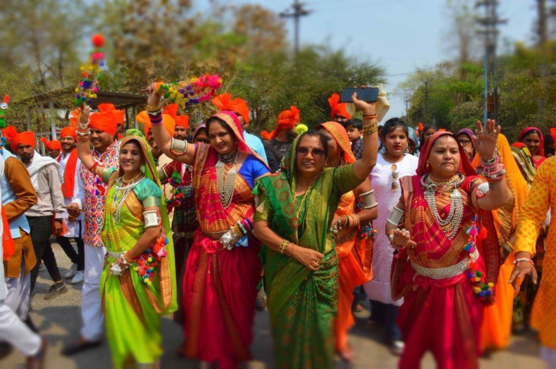 बारेला समुदाय में पुरुष स्वांग रचकर नाचते-गाते घर-घर जाकर Óवसूलते हैं फागÓ... नर्तक दल को भेंट में मिलते हैं गेहूं, गुड़, पिण्ड खजूर