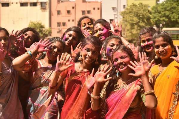 महानगर में होली की धूम, खूब उड़ा रंग-गुलाल