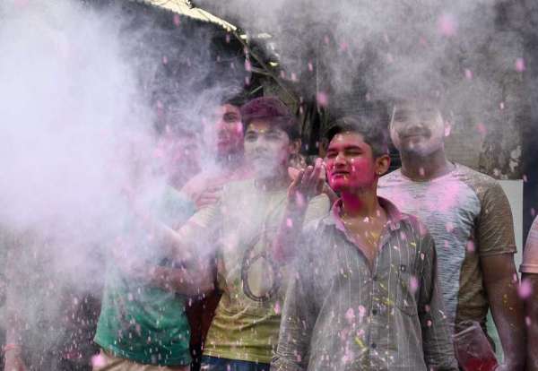 महानगर में होली की धूम, खूब उड़ा रंग-गुलाल