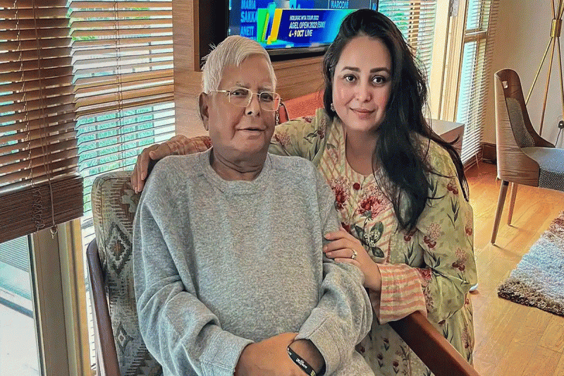 land-for-job-scam-lalu-yadav-questioned-by-cbi-after-rabri-devi-in-delhi-daughter-rohini-acharya-targeted-modi-government.gif