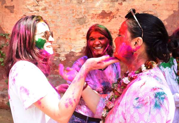 होली के रंग: देशी भी रंगे, विदेशी भी भीगे...देखें फोटो