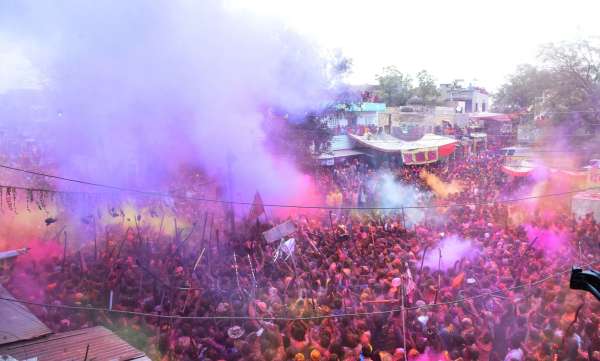 होली के रंग: देशी भी रंगे, विदेशी भी भीगे...देखें फोटो