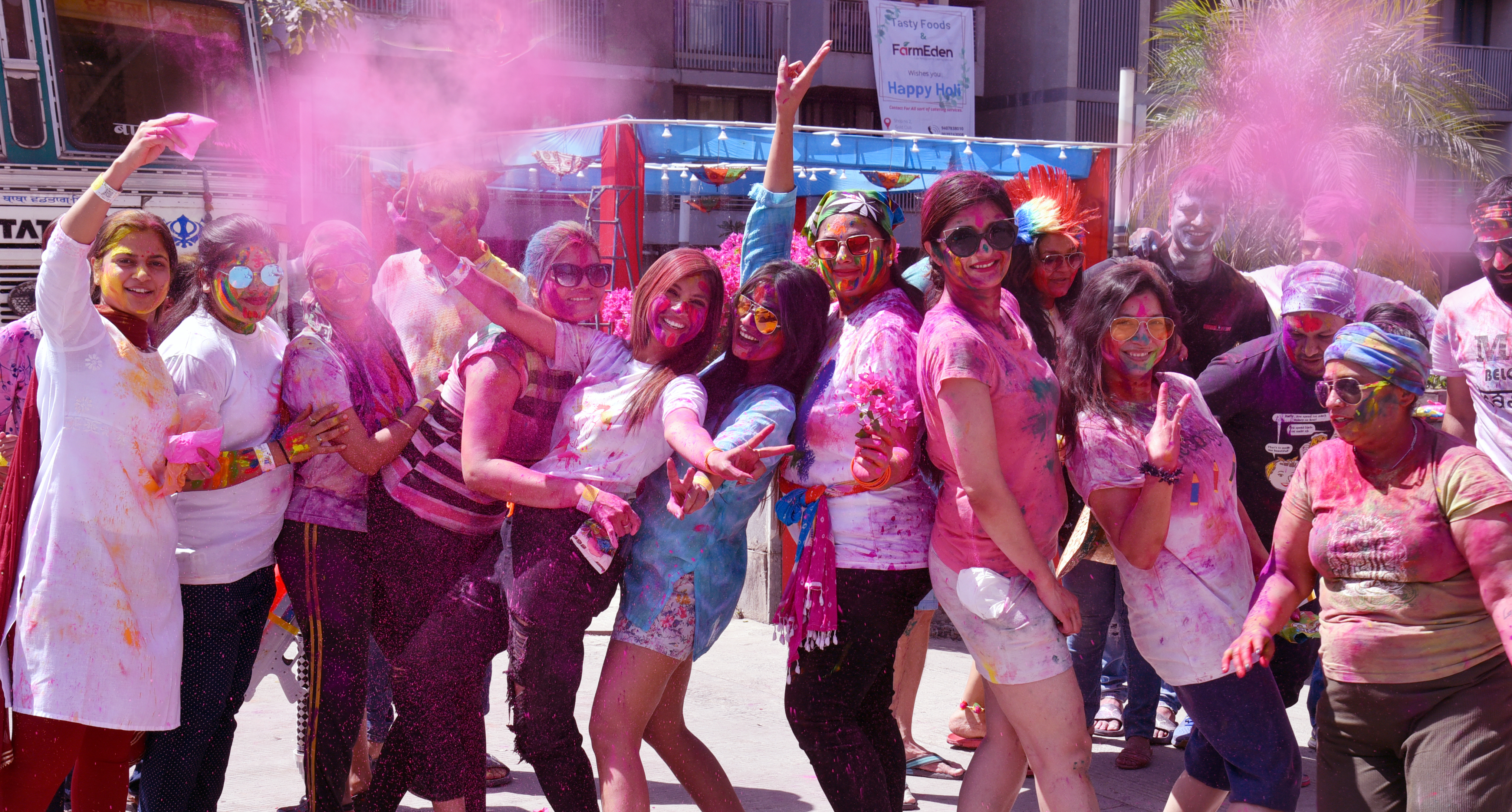 धुलेंडी की धूम... सुबह से ही चढ़ा होली का रंग