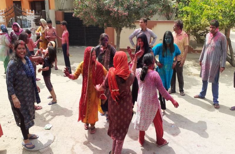 रंग घुलते ही बदली शहर की तासीर