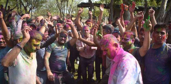  Holi festival in police line, officers danced to film songs... see photos