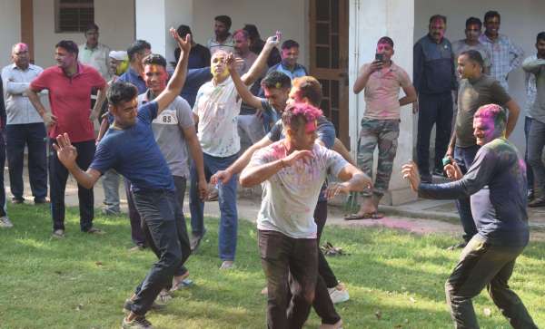  Holi festival in police line, officers danced to film songs... see photos