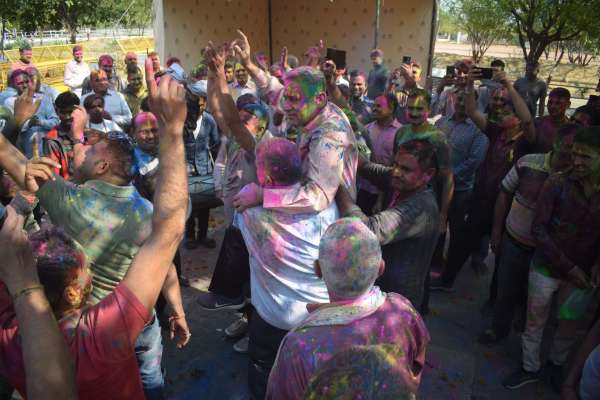  Holi festival in police line, officers danced to film songs... see photos