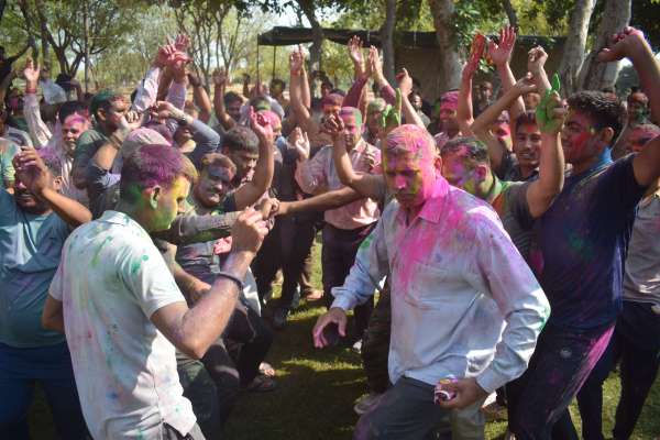  Holi festival in police line, officers danced to film songs... see photos