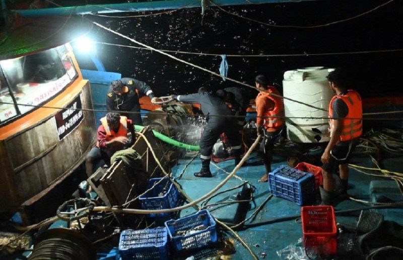 Gujarat: कोस्टगार्ड ने अरब सागर में डूब रही नाव के छह मछुआरों को बचाया