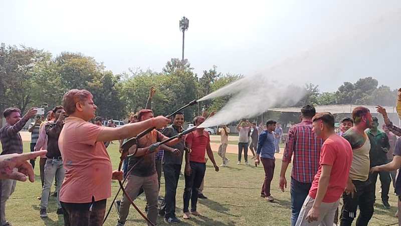 पानी की बौछार करके कप्तान ने पुलिसकर्मियों के साथ खेली होली