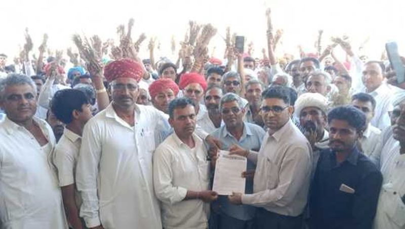 बेमौसम बरसात से फसल नष्ट, मुआवजे के लिए किसानों का प्रदर्शन