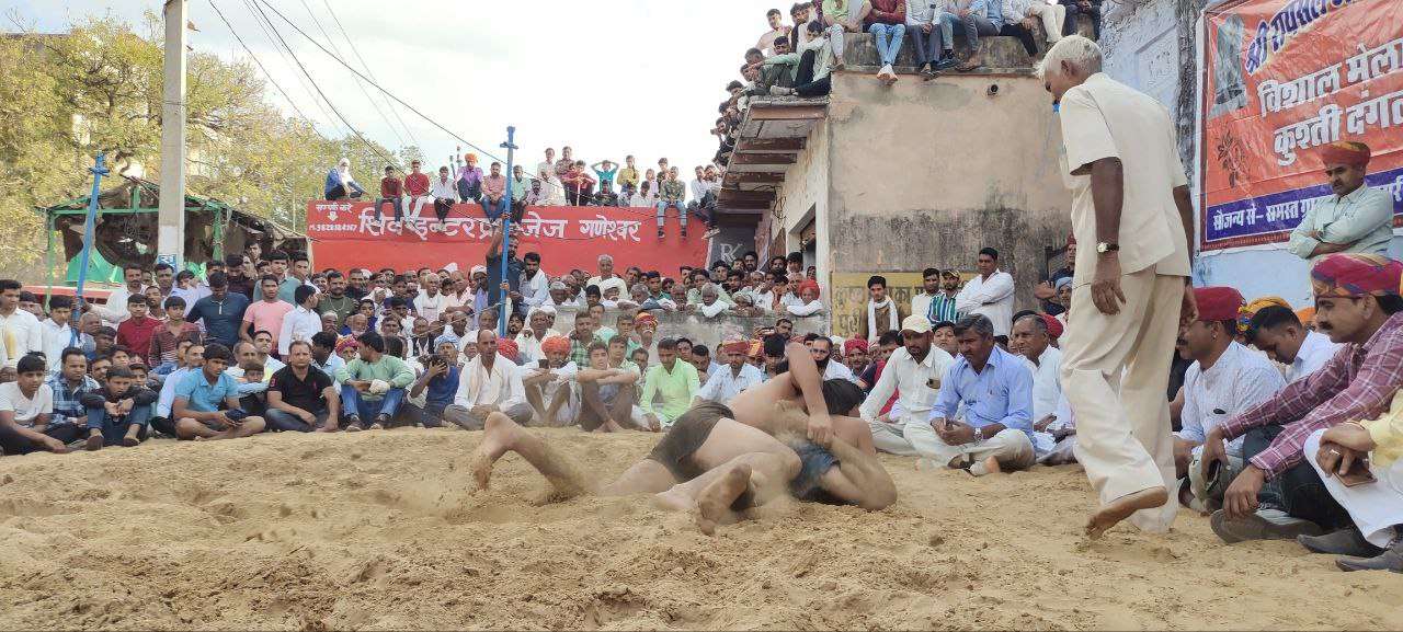 VIDEO: राजस्थान में यहां ग्रामीण नहीं खेलते होली,  डूडू दंगल देखने का रहता है जुनून, निकाली जाती है शोभायात्रा