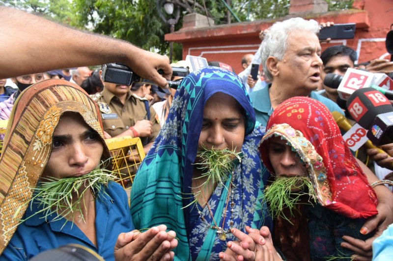 मुंह में घास लेकर दंडवत निवेदन, फिर भी सीएम से नहीं मिल पाईं वीरांगनाएं