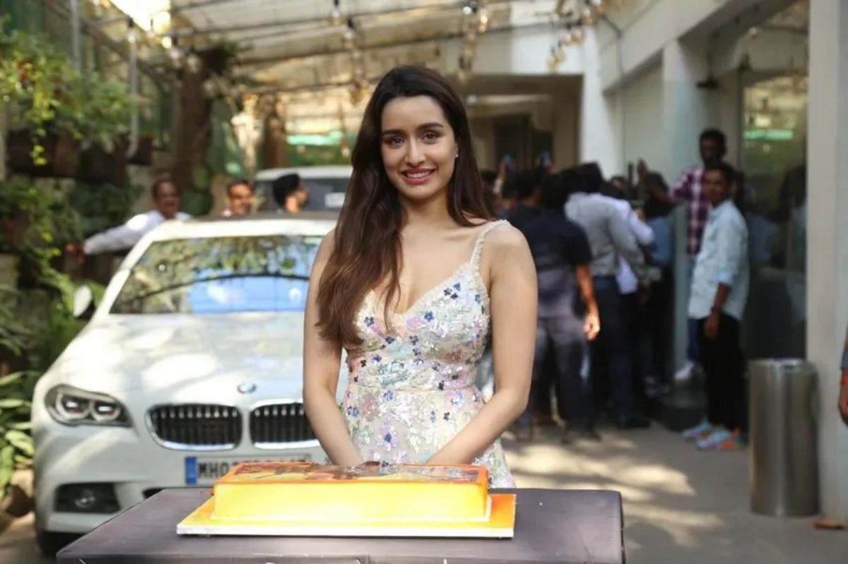 shraddha_kapoor_with_her_luxury_car_1.jpg