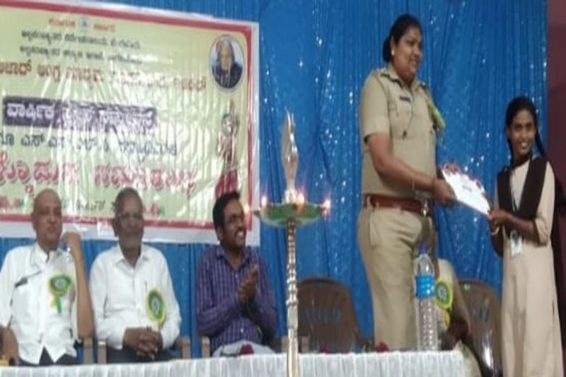 दसवीं कक्षा के छात्र-छात्राओं को दी विदाई