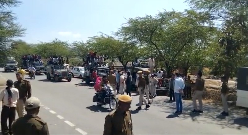 विवाहिता का शव मिलने पर एक दर्जन वाहनों से भीड़ पहुंची गिरवर, पति के खिलाफ हत्या का मामला दर्ज 