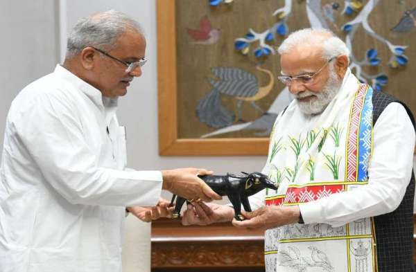 दे​खिए सीएम के साथ पीएम की खास तस्वीरें