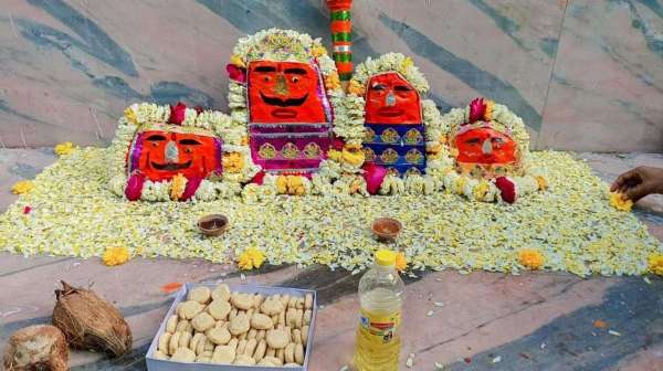 People gathered to see the procession of eunuchs, danced fiercely on DJ