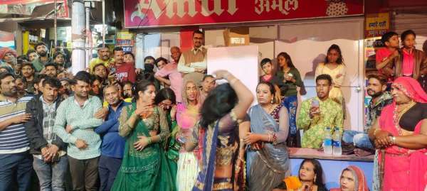 People gathered to see the procession of eunuchs, danced fiercely on DJ