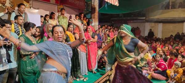 People gathered to see the procession of eunuchs, danced fiercely on DJ