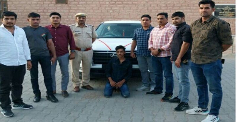 Weapons seized : इनामी बदमाश से हॉकी बट राइफल, पिस्तौल व 18 जिंदा कारतूस जब्त