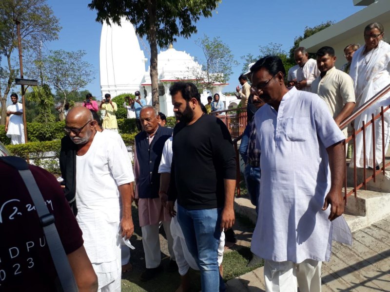 रामकथा सुनाने आए मोरारी बापू, आते ही हनुमान जी की चरणों में रखी पौथी