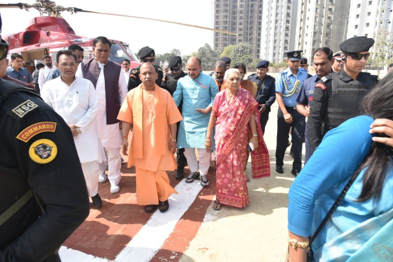 मेरठ पहुंचे सीएम योगी से नहीं मिल पाए वकीलों का जमकर हंगामा