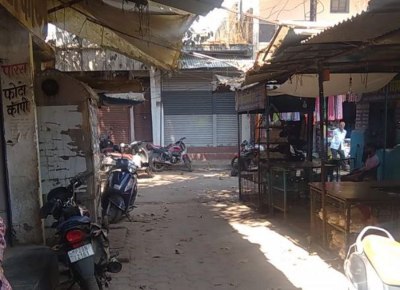 नगर निगम जोन क्रमांक एक कार्यालय की पार्किंग के हाल बेहाल