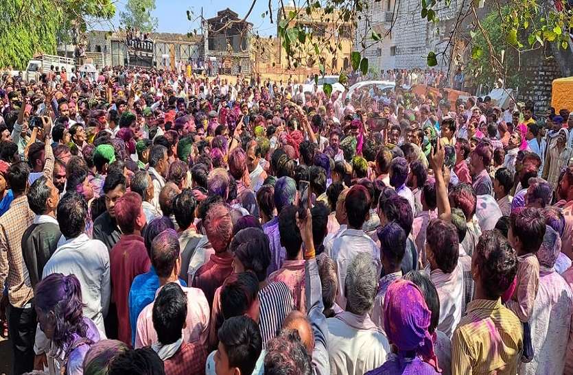 राघौगढ़ किले पर होली का हल्ला... लोकगीत और बधाइयों के बीच हर कोई रंग में सराबोर