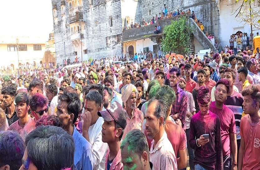 राघौगढ़ किले पर होली का हल्ला... लोकगीत और बधाइयों के बीच हर कोई रंग में सराबोर