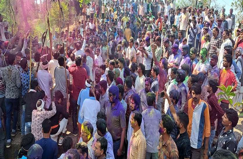 राघौगढ़ किले पर होली का हल्ला... लोकगीत और बधाइयों के बीच हर कोई रंग में सराबोर