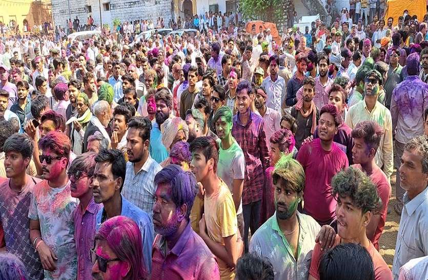 राघौगढ़ किले पर होली का हल्ला... लोकगीत और बधाइयों के बीच हर कोई रंग में सराबोर