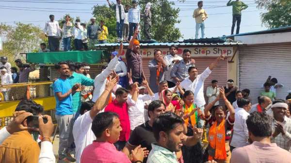 BJP protest against police misbehavior with MP Kirori